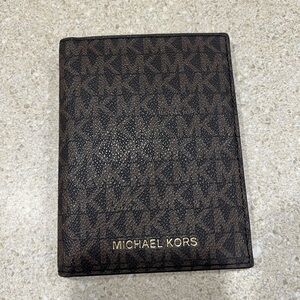 MICHAEL KORS JET SET TRAVEL PASSPORT WALLET CASE